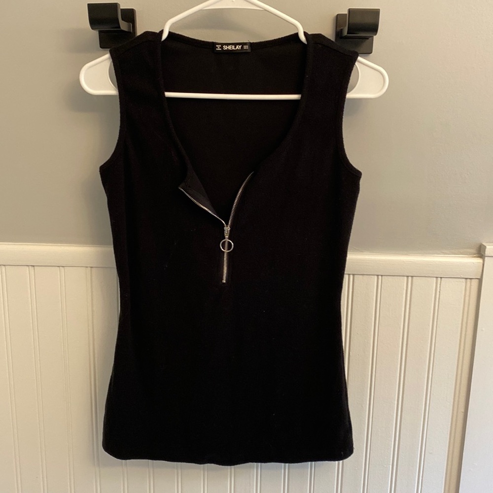 Sleeveless black top . Size small